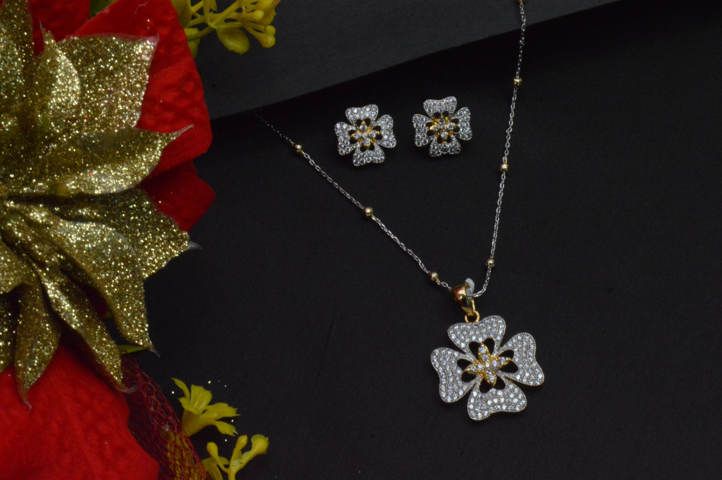 Chavi AD Flower-Themed Pendent Set