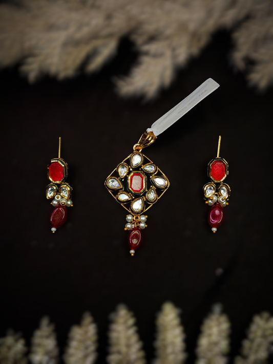 Anaisha Kundan Pendant Set
